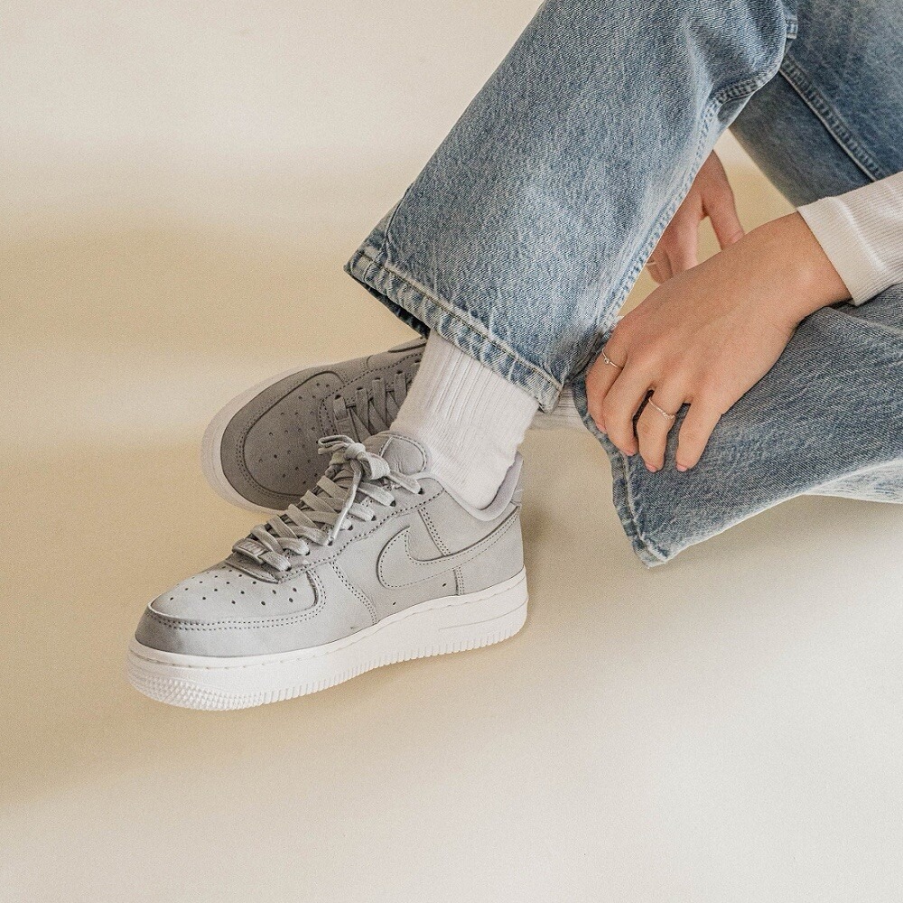 Nike Air Force 1 Premium‎ Wolf Grey Summit White Women 6.5 DR9503-001 Minimalist